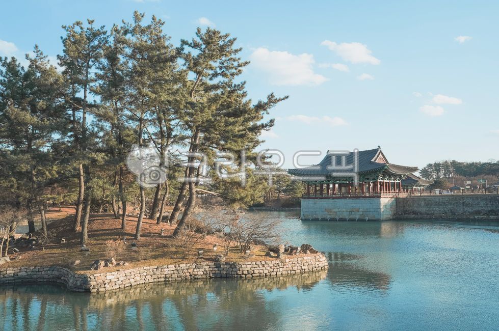 roof,Anapji Pond,tourist destination,roof tile,Gyeongju,building,Korea tourist attraction,Hanok,Donggung Palace and Wolji Pond,cultural property,Korean landmark