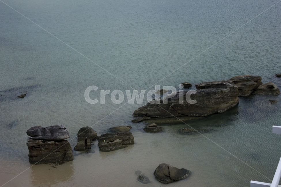 바닷물,바위,돌,스톤,해변,암벽,블랙,검정,어두운,outdoors,land,땅,nature,자연,water,물,sea,바다,ocean,대양,shoreline,해안선,자연,풍경,nature,landscape,promontory,곶,옥외