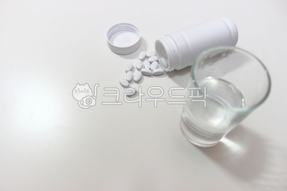 medication,pill,약물,먹는피임약,건강,약국,캡슐,마약,건강관리,처방,비타민,건강한,처리,항생제,병원,고통,펜타닐,두통,치통,생리통,진통제,알약,약통,흰알약,복용,경구투여,치료제,감기,코로나19,코로나바이러스,코로나변이,코로나변이바이러스,회복제,뚜껑,물,물컵,섭취