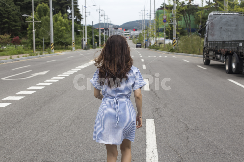 여자,여성,뒷모습,원피스,스트라이프,길,도로,달리기,위험,여성,여자,woman,female,lady