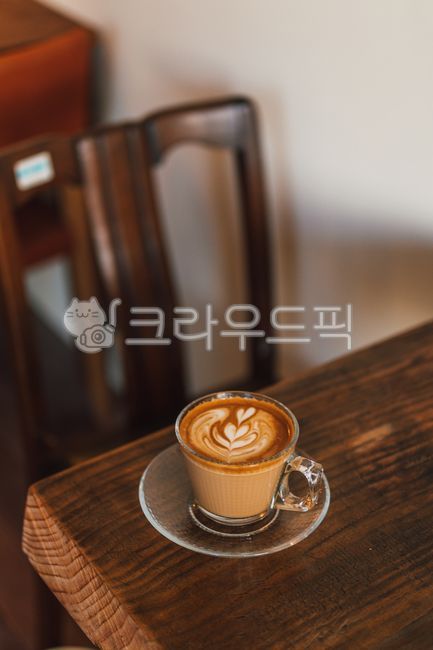 카페,커피,음료,아포가토,나무테이블,가구,wood,chair,의자,목재,furniture,drink,마시다,컵,latte,커피컵,coffeecup