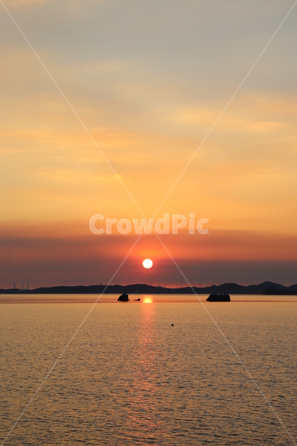 일몰,태양,해,석양,노을,자연,바다,해질녘,해넘이,sunset,세로,자연,풍경,nature,landscape,outdoors,옥외,dusk,황혼,sky,하늘,dawn,새벽,red sky,붉은 하늘
