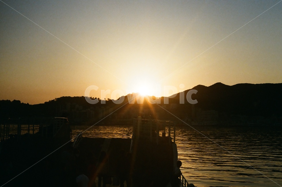 배,석양,노을,햇빛,light,ship,바다,sunset,저녁,어두움,고요함,따뜻함,빛,자연,경치,풍경,감성,가을,봄,여름,자연,풍경,nature,landscape,flare,플레어