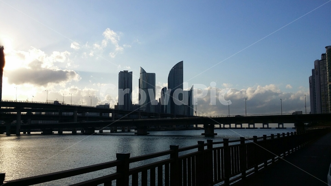 빌딩,풍경,도시,산책로,일몰,노을,도시,풍경,city,landscape,railing,난간,banister,handrail