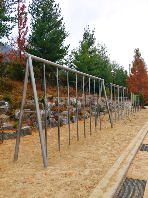 철봉,운동장,학교,모래,놀이터,학교운동장,운동기구,놀이기구
