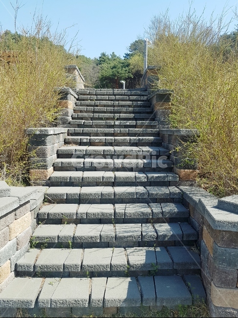 돌계단,봄,벽돌,조형물,빨강벽돌,돌길,산책로,벽돌길,잔디,풀,새싹,꽃,약수터,공원,화단,나무,건축물,건물외관,exterior,building,structure,architecture,construction