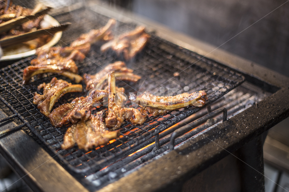 charcoal grill,smoke,pork,Back ribs,direct fire grilling,meat,pork ribs,backbone,ribs,iron plate,grill,direct fire