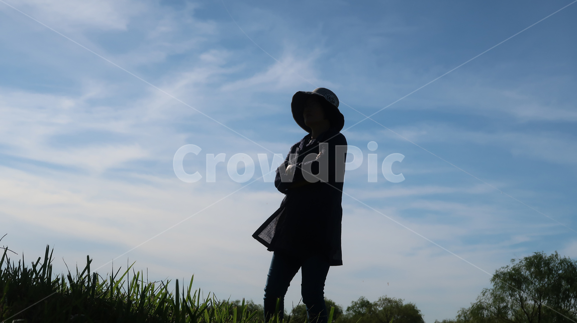 중년여성,실루엣,모자,woman,hat,하늘,sky,blue,cloud,풍경,언덕,hill,사람,중년,human,인간,person,여자,여성,실루엣,그림자,silhouette,shadow