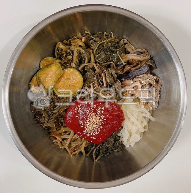 stirfried castor greens,taro stem,bibimbap,dried eggplant,namul,radish sprout,stirfried sweet potato stem,stirfried pumpkin,assorted namul bibimbap,side dish,spoon,red pepper paste,eggplant,taro bamboo sprout,Angpuni bibimbap,stirfried dried pumpkin,Angpu