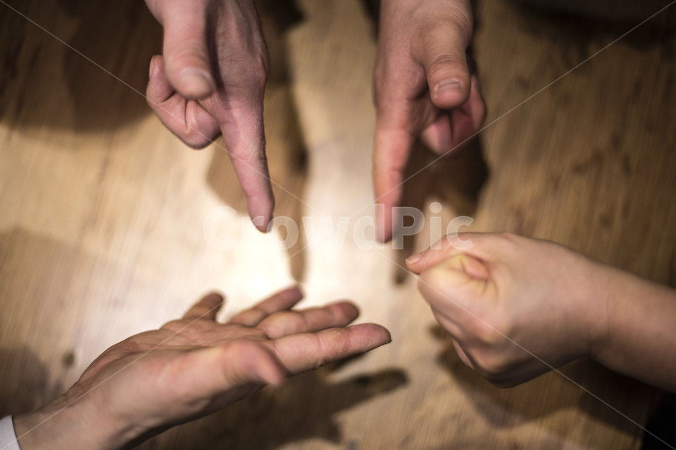 손,가위바위보,신체,게임,손가락,사람,신체일부,핸드,가위,바위,보,보자기,놀이,내기,동양인,사람들,대중,군중,other people,crowd,신체일부,몸,body,손,제스처,표시,손짓,표현,gesture,hand,sign,expression,게임,오락,놀이,game,play