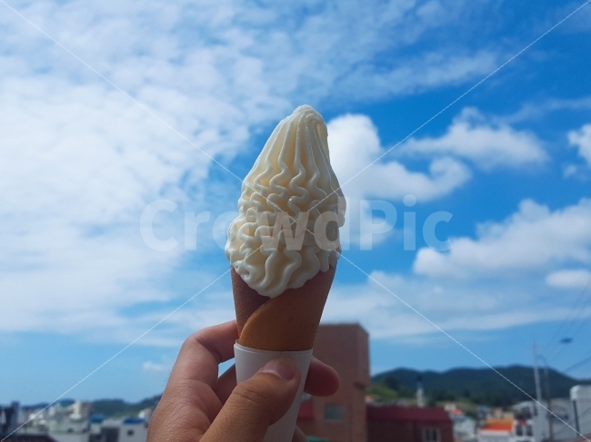 여행,travel,여행사진,국내여행,혼자여행,사진,배경사진,배경,이쁜사진,색감,색감좋은사진,통영,통영여행,연출사진,아이스크림,파란하늘,하늘,감성사진,여름,계절,summer,season,사람,인물,인간,human,person,음식,식재료,요리,food,cook,meal,dishes,food reserves,디저트,간식,후식,dessert,snack,연출,컨셉,콘셉,direction,concept,confectionery,과자,sweets