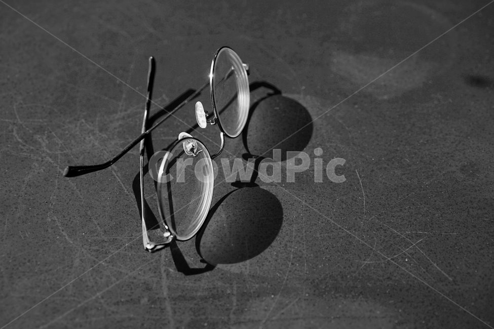 안경,안경테,사물,그림자,시력,근시,난시,glasses,흑백,흑백,모노톤,monochrome,black and white,사물,물건,오브젝트,thing,object,matter