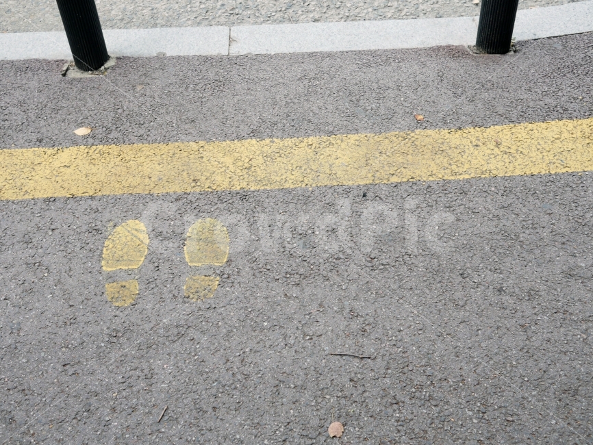 표지,도로,노란색,안전선,지시선,발모양,교통,교통수단,traffic,transportation,asphalt,아스팔트,road