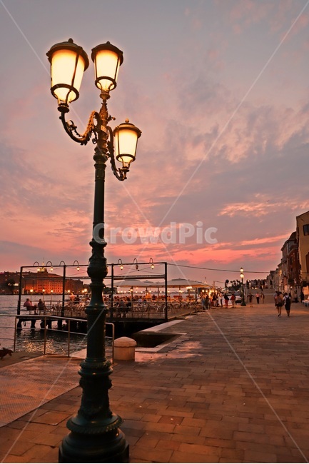 베니스,가로등,노을,venezia,베네치아,야경,밤,풍경,nightscape,night,landscape,도시,city,해외,외국,세계,foreign,oversea,world,세계도시풍경,해외도시풍경,외국도시풍경,world cityscape,사람들,대중,군중,other people,crowd,path,통로