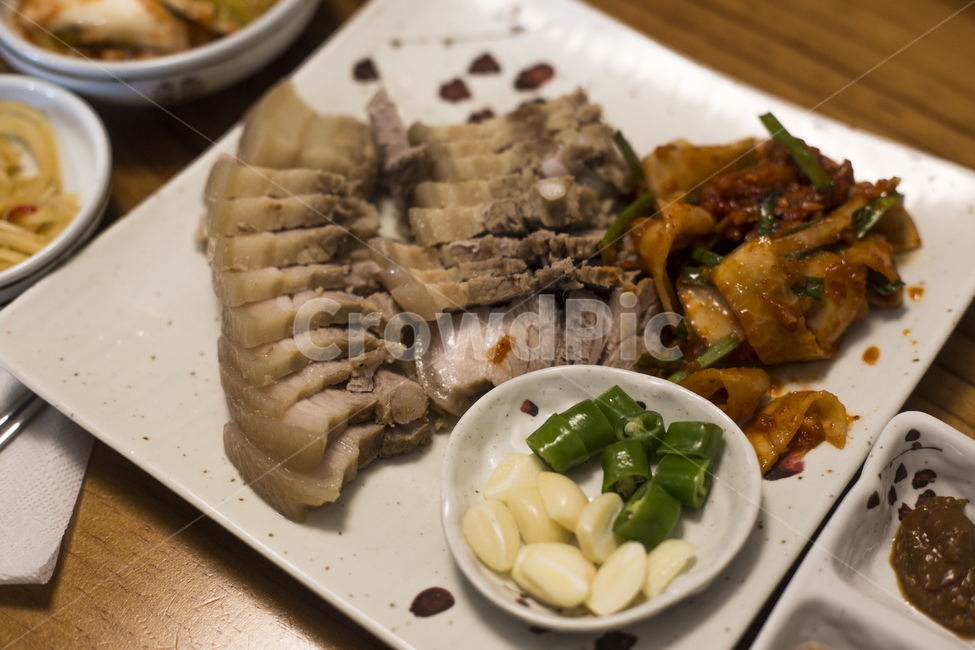 보쌈,고기,돼지고기,김치,수육,마늘,고추,음식,식재료,요리,food,cook,meal,dishes,food reserves,육류,고기,meat