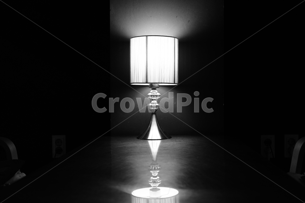 흑백,조명,빛,스탠드,반영,감성,필름,블랙,검정,흑백,모노톤,monochrome,black and white,인테리어,실내디자인,interior design