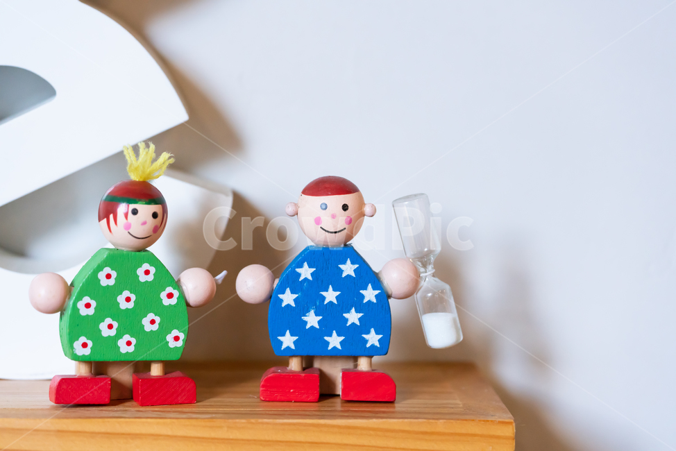 사랑,러브,인형,컵,벽,받침대,선반,흰색,자주색,귀여운,영어,그림자,깔끔한,깨끗한,배경,조각상,동상,석상,조형물,statue,bronze statue,stone statue,인테리어,실내디자인,interior design,사물,물건,오브젝트,thing,object,matter