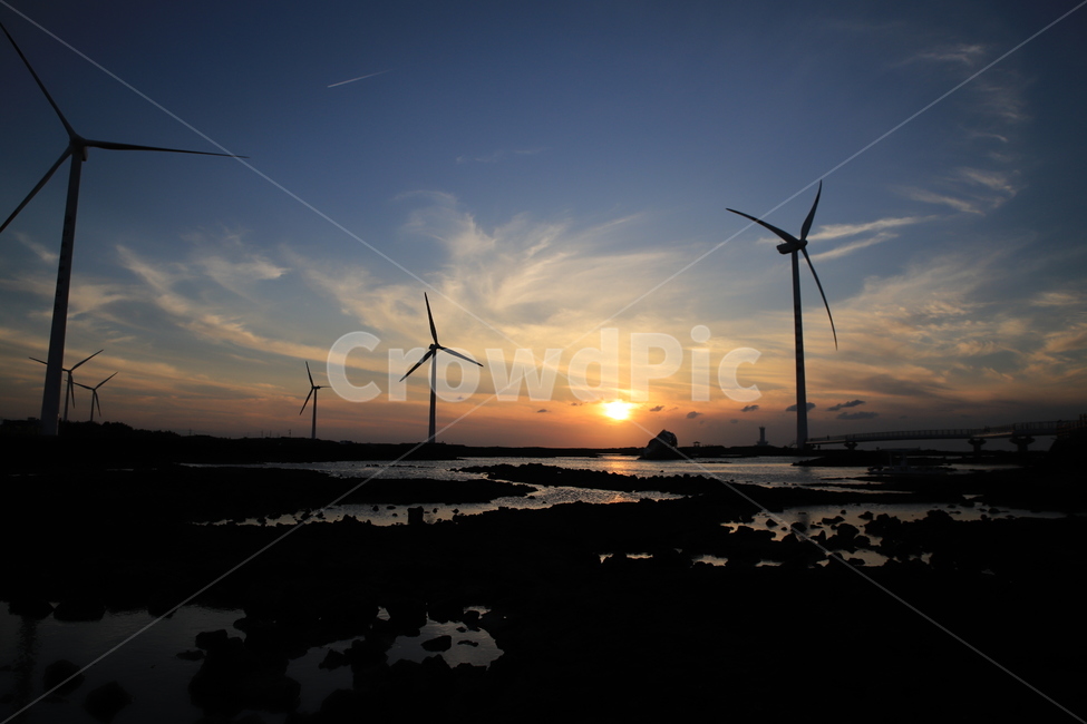 풍차,노을,가을,일몰,바다,풍경,하늘,natural,landscape,sea,해,지는해,해질녁,실루엣,그림자,silhouette,shadow,산업,industry,industrial,에너지산업,energy industry,engine,엔진,machine,기계,motor,모터