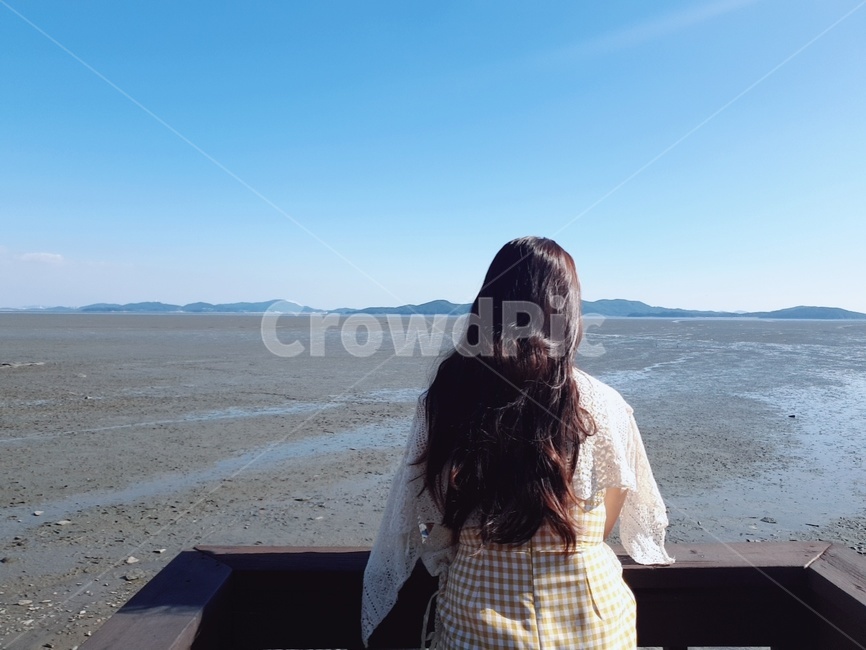 apparel,person,의복,사람,clothing,human,의류,인간,woman,여자,뒷모습,외로움,예쁜여자,기분,감정표현,갯벌,바다