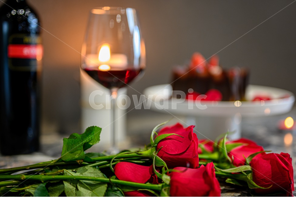 발렌타인데이,장미,초콜렛,케익,와인,와인잔,기념일,장미꽃,꽃,rose,flower,plant,식물,blossom,초,촛불,candle,양초,기념일,축하,anniversary,congratulation,celebrate,celebration