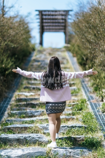 인물,풍경,계단,공원,초록,portrait,landscape,park,green,사람,여자,human,girl,자연,nature,사람,인물,인간,human,person,여성,여자,woman,female,lady,감정표현,기분,feeling,emotion