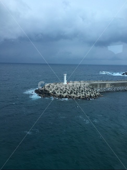 등대,테트라포트,동해,케이블카,파도,등대,lighthouse,nature,자연,outdoors,옥외,land,땅,water,물,shoreline,해안선,ocean,대양,sea,바다,coast,연안