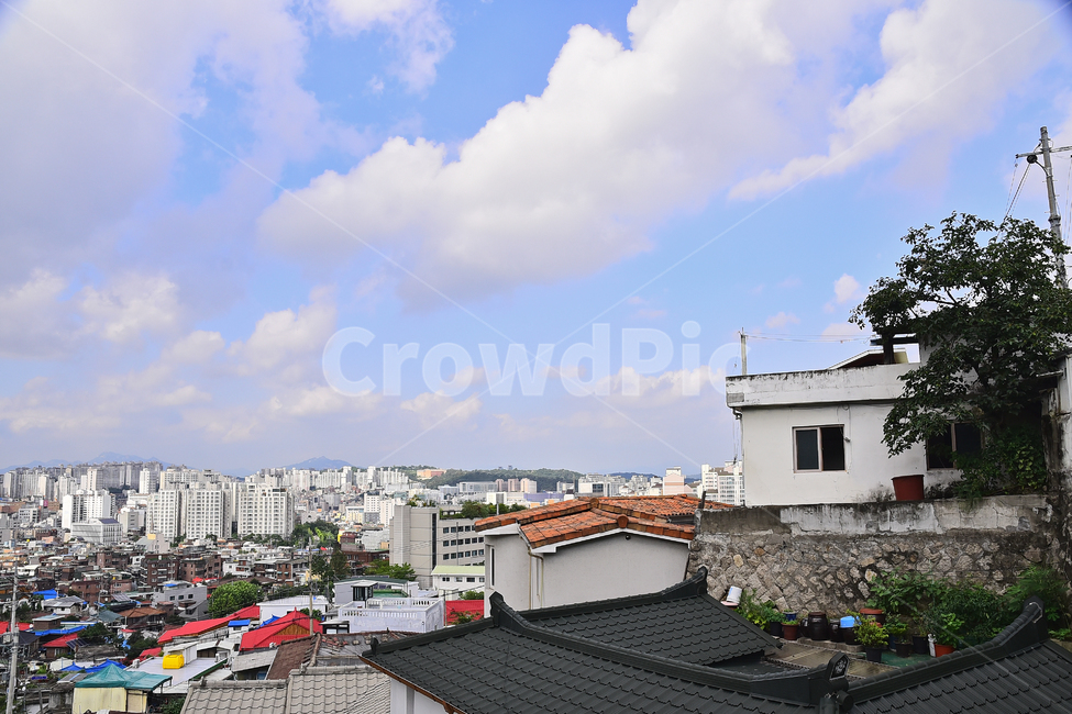 달동네,빈민촌,재개발,산동네,서민,마을,가난,부동산,집,하우스,house,shantytowns,poorhillsidevillage,구름,하늘,뭉게구름,아파트촌,배경,바탕,백그라운드,한국도시풍경,한국도시경관,korea cityscape,roof,지붕