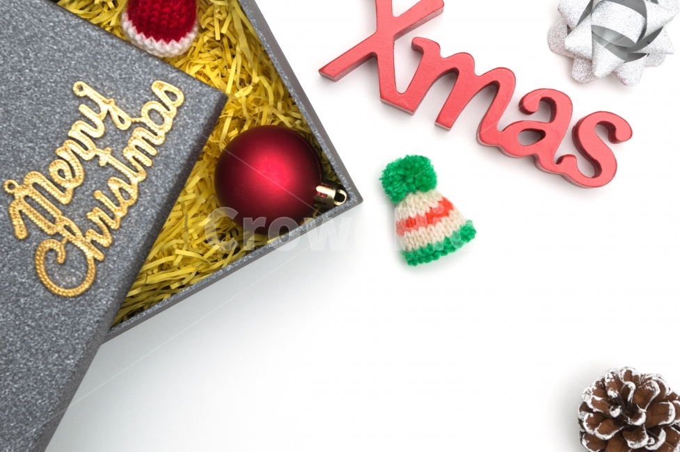 메리크리스마스,크리스마스,상자,볼,모자,리본,솔방울,선물상자,선물,이벤트,성탄절,오브젝트,컨셉,컨셉트,콘셉,콘셉트,스튜디오,실내,성탄,기념,기념일,휴일,소품,장식,장식품,겨울,누끼,시즌,인테리어,디자인,데코,데코레이션,잔치,축제,파티,배경,이미지,배경이미지,흰배경,흰색,화이트,메리크리스마스문구,문구,글씨,영어,금색,골드,노란색,옐로우,포장,포장재료,글자,크리스마스볼,뚜껑,산타모자,산타,merrychristmas,xmas,겨울,계절,winter,season,기념일,축하,anniversary,congratulation,celebrate,celebration,메리크리스마스,성탄절,merry christmas,사물,물건,오브젝트,thing,object,matter,연출,컨셉,콘셉,direction,concept,누끼,remove background