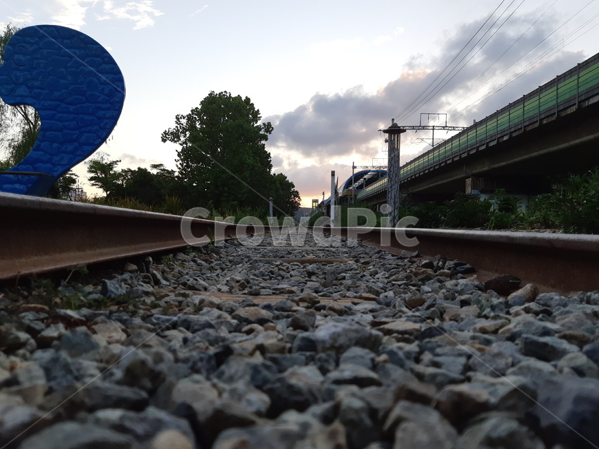 road,도로,dirtroad,흙길,gravel,자갈,railway,철도,rail,레일,transportation,교통,traintrack,기찻길,기차길,교통,교통수단,traffic,transportation