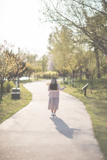 인물,풍경,오솔길,사람,여자,공원,portrait,landscape,road,human,girl,park,나무,tree,자연,nature,사람,인물,인간,human,person,여성,여자,woman,female,lady,감성,sensible,feeling