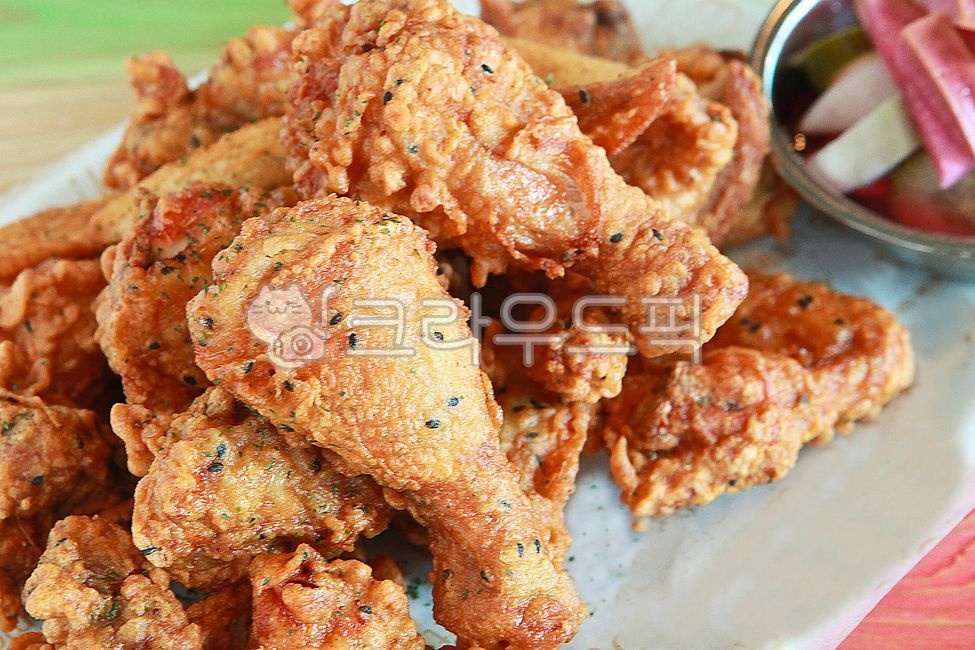 클로즈업,통닭,닭다리,패스트푸드,컨셉,요리,닭고기,육류,음식,식재료,식자재,seasonedchicken,wholechicken,chickenlegs,fastfood,concept,후라이드,치킨,닭요리,닭튀김,튀김,seasoning,cooking,chicken,friedfood,meat,food