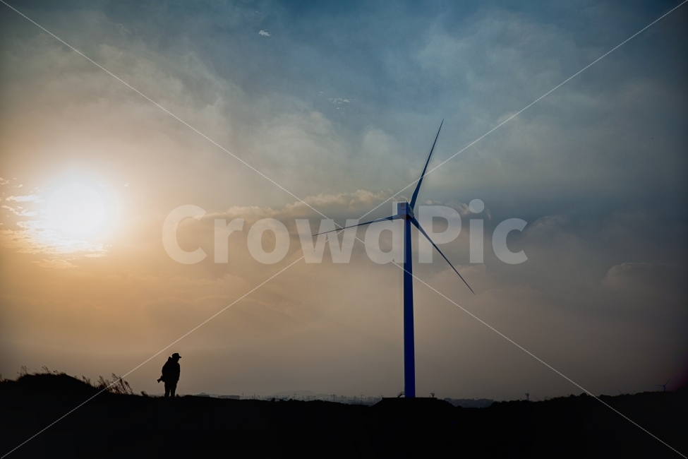 제주,제주도,풍력발전기,일몰,분위기,자연,풍경,nature,landscape,사람,인물,인간,human,person,인물실루엣,사람실루엣,character silhouette,human silhouette,산업,industry,industrial,에너지산업,energy industry,engine,엔진,motor,모터,machine,기계