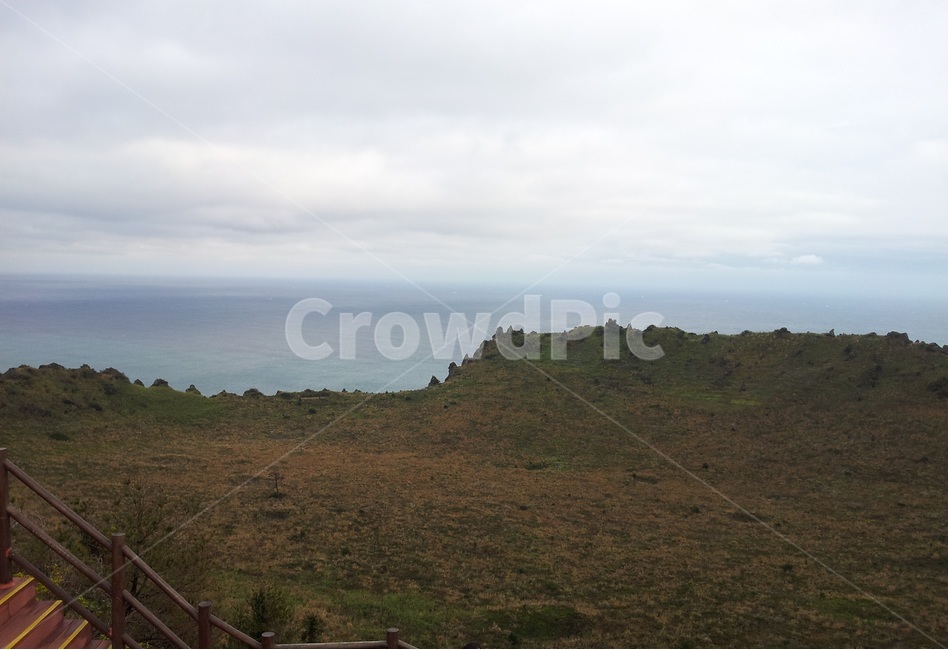 jeju,자연,nature,바다,sea,하늘,sky,구름,하얀구름,제주풍경,성산일출봉,풍경,경치,한국경치,성산일출봉경치,수평선,분화구,계단,난간,제주도,늦겨울,감성,휴식,성산일출봉정상