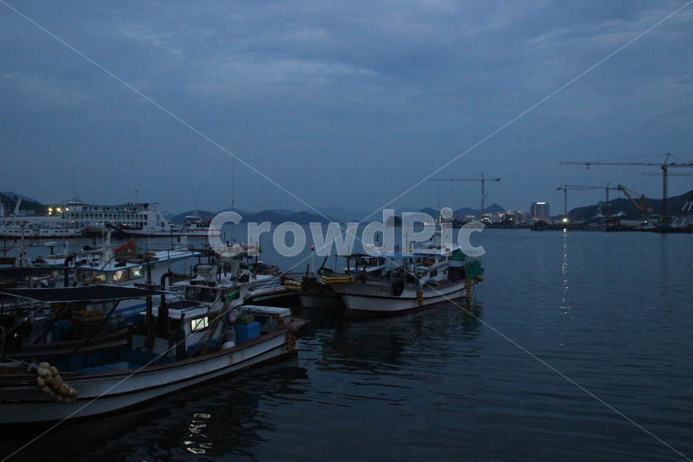밤바다,바다,배,통영,한국,nightsea,sea,ship,tongyeong,korea,자연,풍경,nature,landscape,산업,industry,industrial,어업,fishery,fishing industry,water,물,waterfront,워터 프론트,pier,교각,port,포트,transportation,교통,vehicle,차량,watercraft,선박,boat,보트