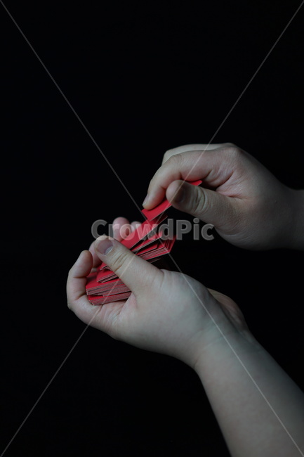 화투,화투패,고스톱,한국전통,도박,게임,놀이,손가락,손동작,패섞기,섯다,하나후다,화투장,사람,인물,인간,human,person,신체일부,몸,body,게임,오락,놀이,game,play