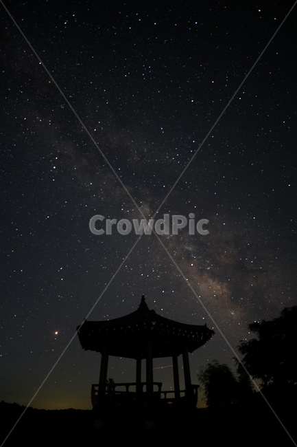 은하수,밤하늘,별,정자,천체,나무,하늘,야경,전통,산,건축,milkyway,architecture,star,sky,midnight,nightsky,천체관측,관측대,전망대,여름밤,자연,야경,밤,풍경,nightscape,night,landscape,한국전통,한국문화,korean traditional,korean culture,건축물,건물외관,exterior,building,structure,architecture,construction,outdoors,옥외
