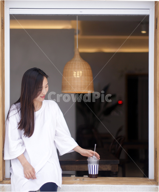카페,여성,여름,음료,커피,여자,인물,화이트,사람,인물,인간,human,person,여성,여자,woman,female,lady,인테리어,실내디자인,interior design