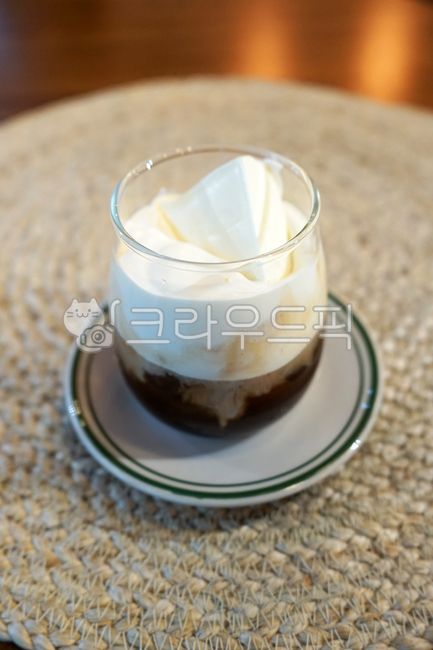 커피,카페,아인슈페너,비엔나커피,크림,음료,음식,food,beverage,cream,coffee,cafe,viennacoffee,원목테이블,나무,wood,아이스크림,woodentable,table,유리컵,컵받침,감성