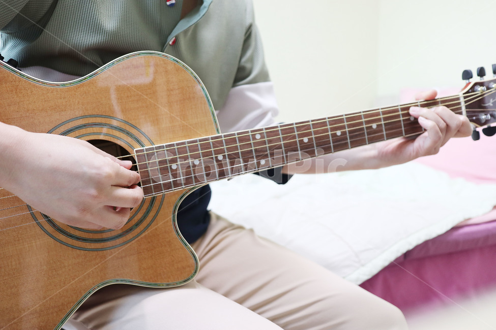 기타,통기타,기타연주,코드,기타치기,음악,악기,남성,남자,man,male,악기,음향기기,musical instrument,musical equipment