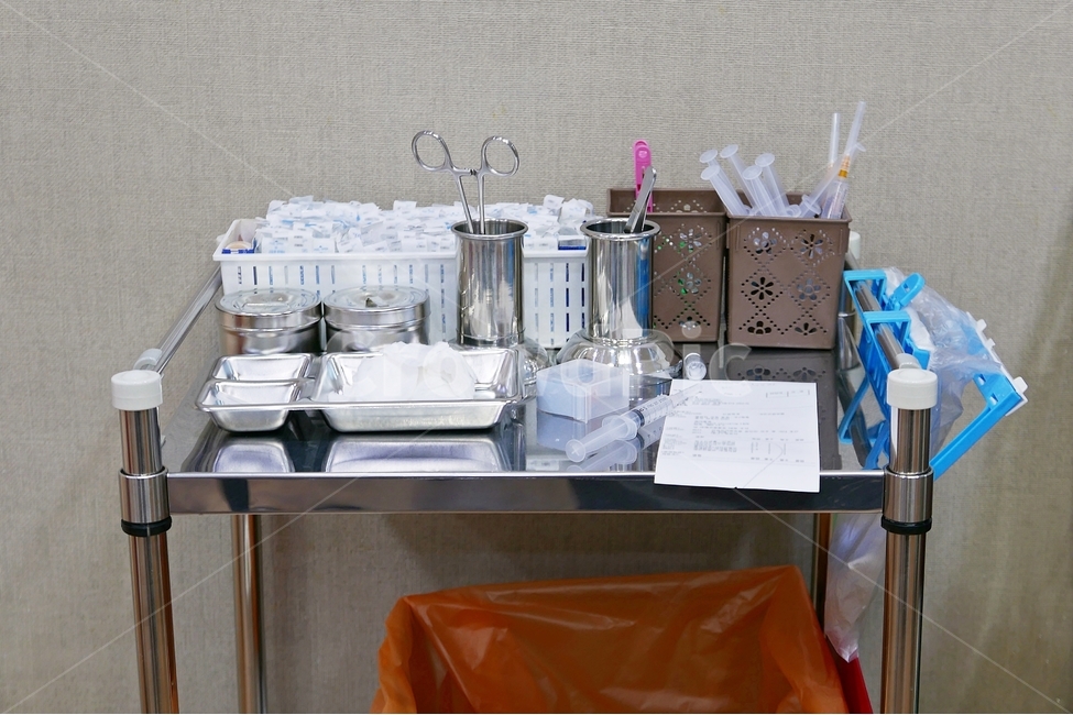 병원,치료,의료기구,치료도구,도구함,수레,카트,약,약품,가위,주사기,붕대,솜,소독,위생,세균,청결,진단,소쿠리,접시,휴지통,서류,금속,스테인레스스틸,실내,의원,환자,의사,간호사,처방,수술,처방전,통증클리닉,건강,헬스웨어,헬스케어,healthware,health care,의료,의학,병원,medical,hospital,clinic,사물,물건,오브젝트,thing,object,matter