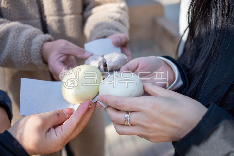 winter snack,winter,food,Winter delicacy,winter food,person,Hotteok,Hoppang,human