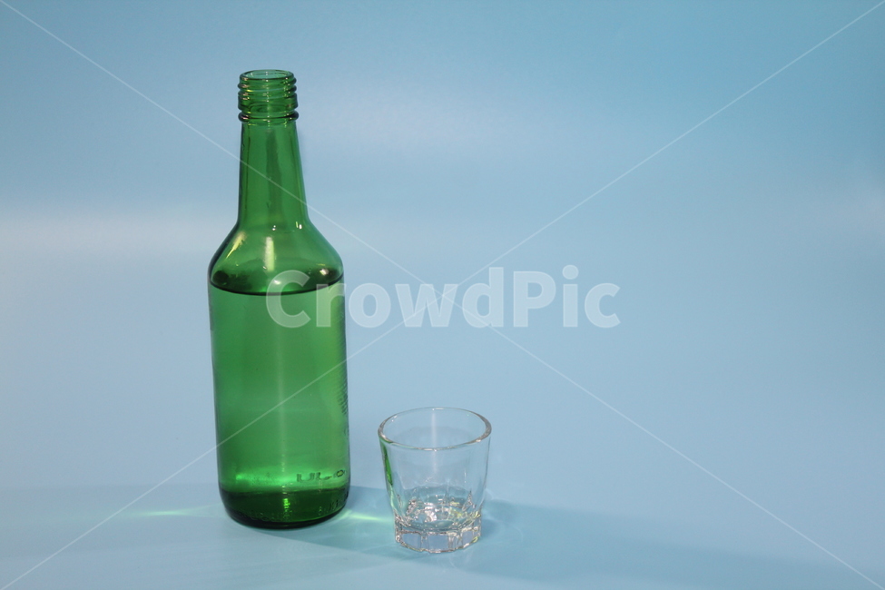 소주,술,소주병,술잔,소주잔,알콜,음주,술,주류,alcohol,사물,물건,오브젝트,thing,object,matter,연출,컨셉,콘셉,direction,concept