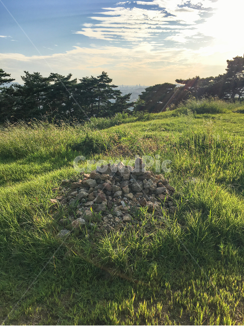 nature,자연,outdoors,field,구름,하늘,권적운,돌무더기