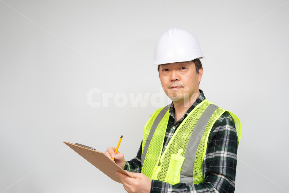 근로자,노동자,노가다,안전모자,안전모,모자,작업복,근무복,안전,산업,1명,남자,남성,한국인,일본인,중국인,아시아인,중장년,40대,50대,건설,건축,인부,일용직,비즈니스,카피스페이스,여백,누끼,흰색배경,하얀배경,실내,정면,상반신,노동,일,아빠,중년,노동환경,개념,컨셉,매니저,관리자,손짓,손동작,체크리스트,확인,주의,클립보드,사람,인물,인간,human,person,남성,남자,man,male,산업,industry,industrial
