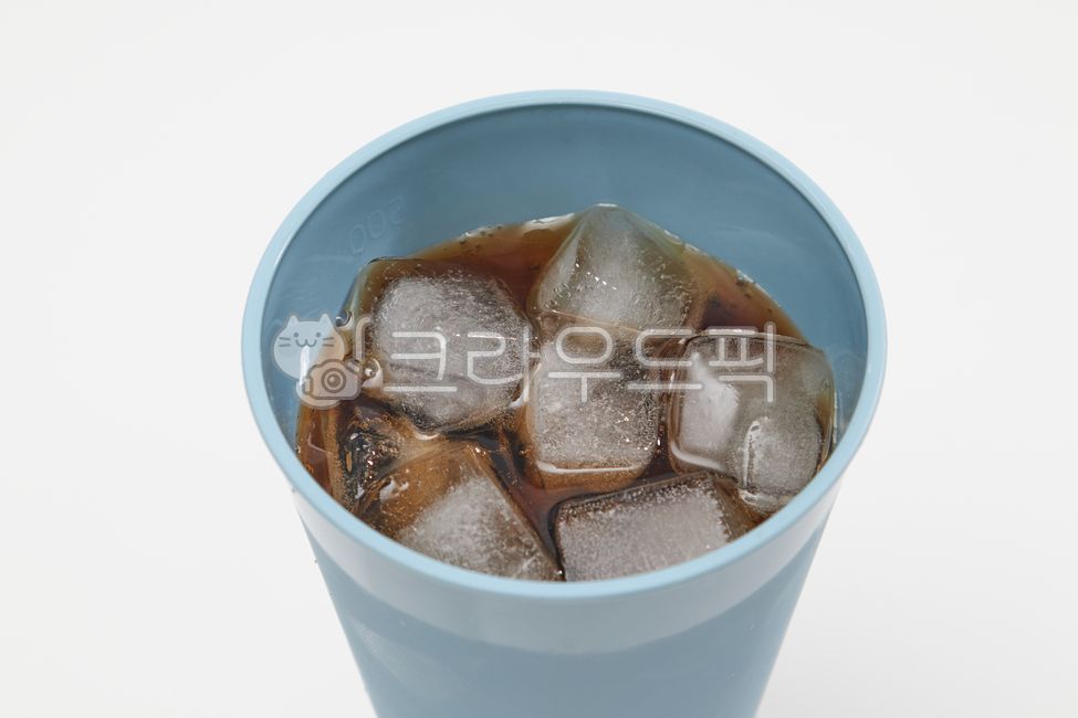 콜라,얼음,음료수,흰색배경,블루,파랑,컵,텀블러,카페인,시원한,탄산수,여름,차가운,차가움,음료수,drink,beverage