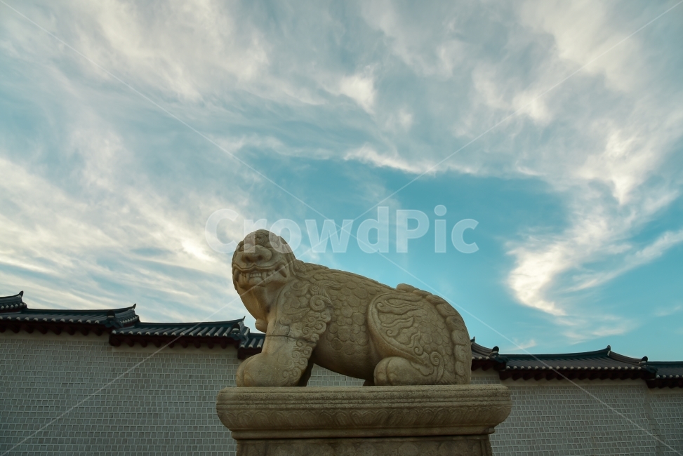 경복궁,전통,해태,담벼락,하늘,구름,위엄,한국전통,한국문화,korean traditional,korean culture,조각상,동상,석상,조형물,statue,bronze statue,stone statue