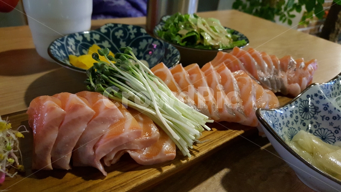 음식,연어,셀러드,회,음식점,음식,식재료,요리,food,cook,meal,dishes,food reserves,수산물,해산물,fishery products,seafood,일식,일본음식,일본요리,Japanese food,Japanese dishes,Japanese meal,Japanese cook