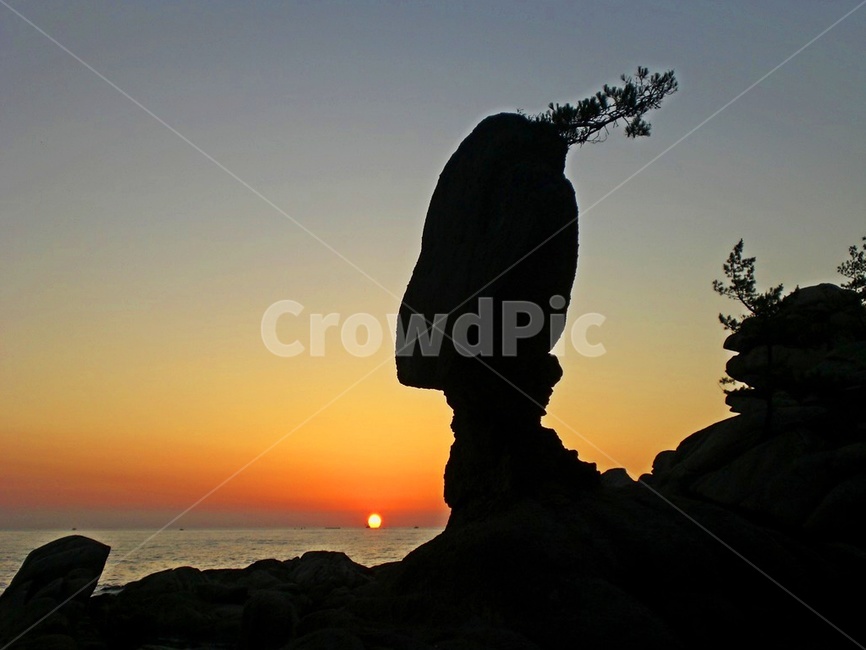 nature,자연,outdoors,옥외,sky,하늘,redsky,붉은하늘,dawn,새벽,light,빛,flare,플레어,강원도,고성,서낭바위,서낭바위일출,일출,아침,여명,해돋이,실루엣,그림자,silhouette,shadow