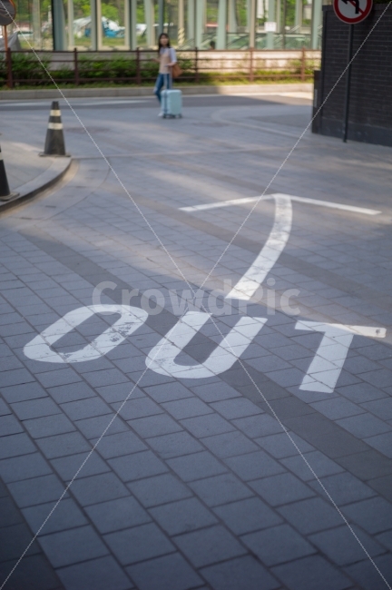 길,메시지,도로,보도블록,표지판,방향,출구,wayout,road,message,street,people,감성,sensibility,교통,교통수단,traffic,transportation,path,통로