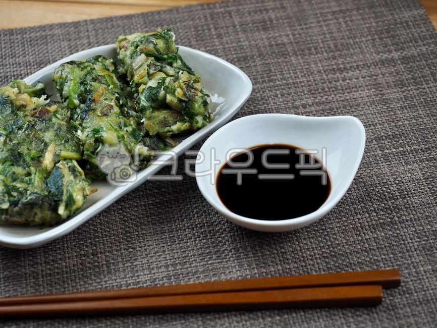 나물,나물부침개,간장,한식,부침개,파전,채소부침개,한국음식,음식,요리,채소,혼합,koreanpancake,pajeon,koreanfood,food,cooking,vegetable